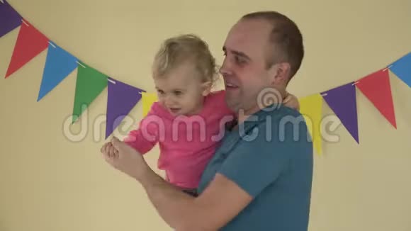爸爸和小女儿在室内跳舞4K视频的预览图