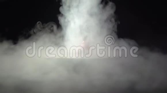 液氮的烟雾倒在盘子上的草莓上视频的预览图