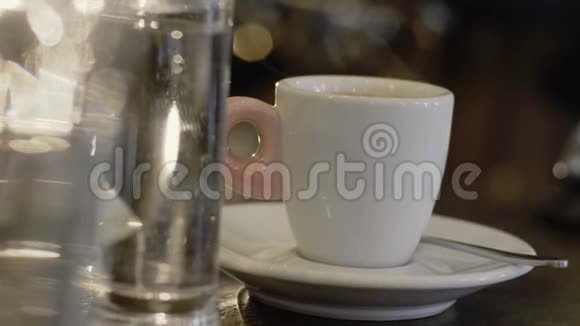 桌子上的一杯咖啡和一杯水慢慢地视频的预览图
