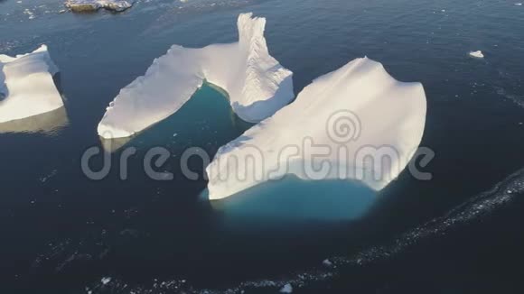 冰山融化清澈的海洋无人机从上往下看视频的预览图