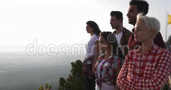 人们在山顶欣赏风景朋友群游客女孩手指视频的预览图