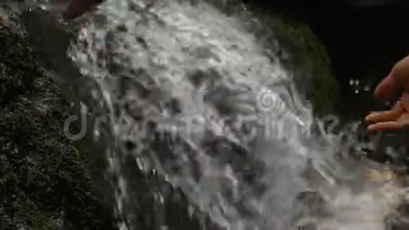 人在山涧中摸水视频的预览图