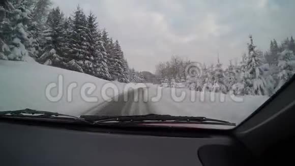 在雪域乡村道路上驾驶POV的汽车视频的预览图