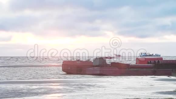在典型的岸上站进行货物作业的石油化学油轮录像岸上的货船视频的预览图