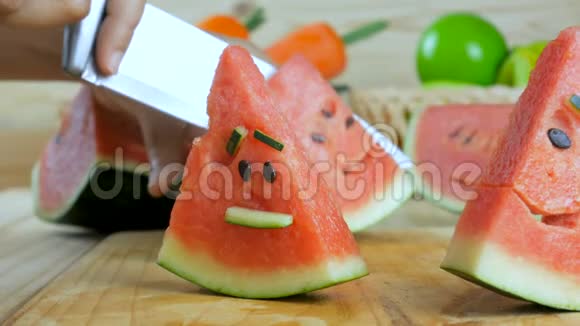 合拢双手微笑着面对一块成熟的西瓜放在木板上为夏天准备新鲜水果视频的预览图