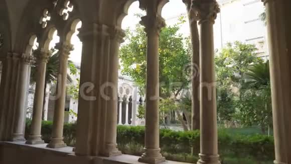 在杜布罗夫尼克的多米尼加老寺院有漂亮的拱门和柱子视频的预览图