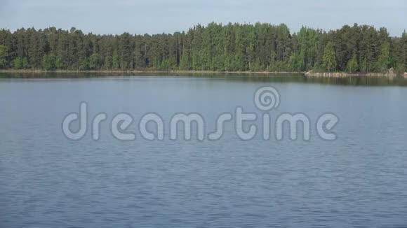 帕皮兰拉蒂湖的水域在六月的一天芬兰视频的预览图