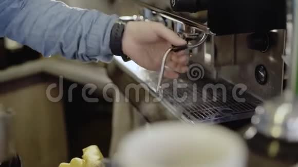 把牛奶倒入一杯浓咖啡中4K视频的预览图
