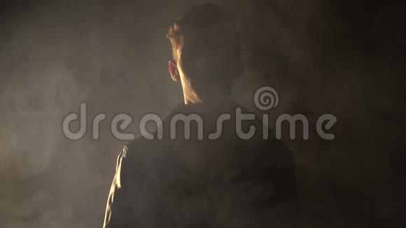 一个男舞者在烟雾中旋转动作缓慢视频的预览图