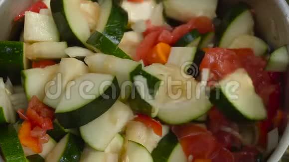 户外蔬菜制作西葫芦视频的预览图