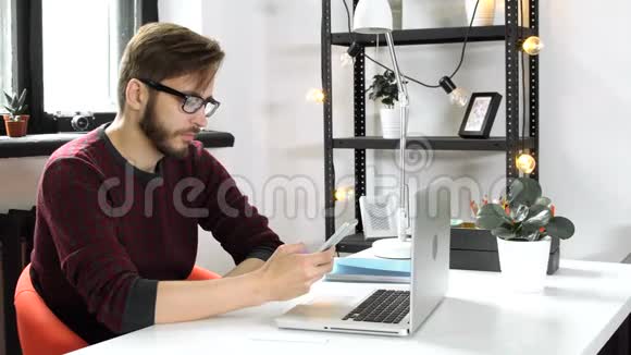 男人用智能手机聊天在办公室休息视频的预览图