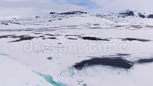 Hardangerfjorden湖上覆盖着冰视频的预览图