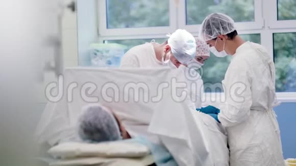 在手术室进行手术的专业外科医生的医务人员视频的预览图