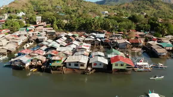 菲律宾巴拉望河沿岸的渔民之家视频的预览图