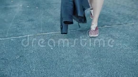 穿着皮夹克走路的女孩穿着红色运动鞋视频的预览图