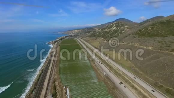 太平洋和高速公路附近人工林地的史诗空中拍摄视频的预览图