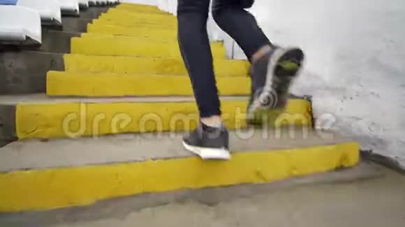 跑步楼梯男子跑步者冲刺楼梯在HIIT跑步锻炼健身男运动员运动冲刺楼梯视频的预览图