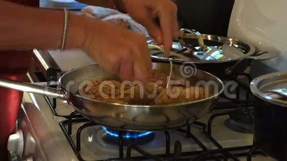 一位厨师在北京的披萨店煎鸡视频的预览图
