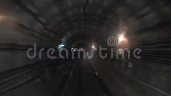 地铁列车在隧道处运行的时间间隔在现代城市的隧道中行驶的高速地下列车点视频的预览图