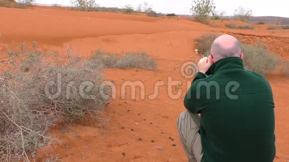 在沙漠拍照的人视频的预览图