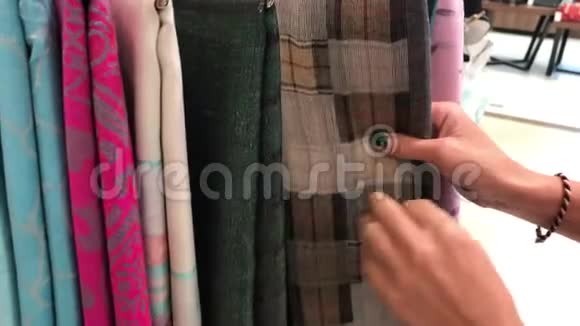 女人在店里选择羊绒围巾女性时尚概念视频的预览图