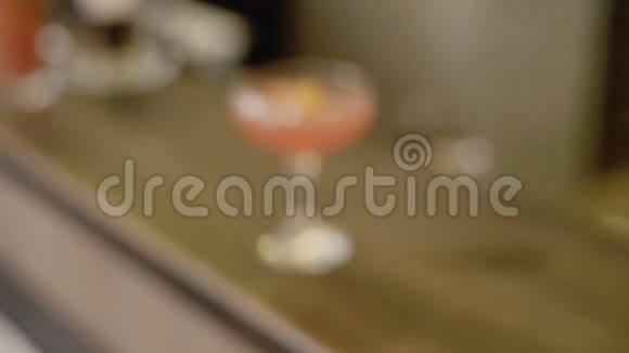 一杯橘子皮的果汁在桌子上4K视频的预览图