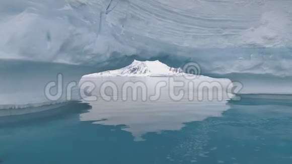 冰山拱南极洲海洋蓝水冰川视频的预览图