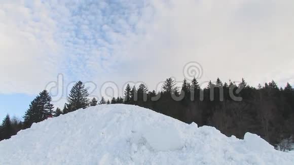 雪地摩托跳跃视频的预览图