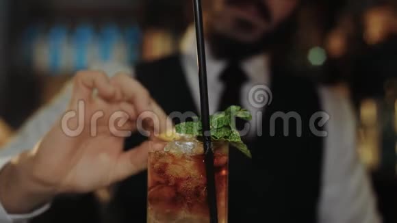 专业酒保准备莫吉托鸡尾酒视频的预览图