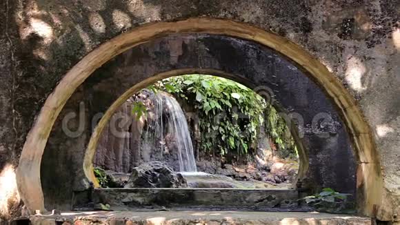 小瀑布透过一座老建筑观看圣路易斯波托西墨西哥视频的预览图