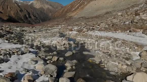 鸟瞰山峡一条山河的诞生河流冬季观山河在山上视频的预览图