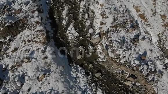 鸟瞰山峡一条山河的诞生河流冬季山河景色视频的预览图