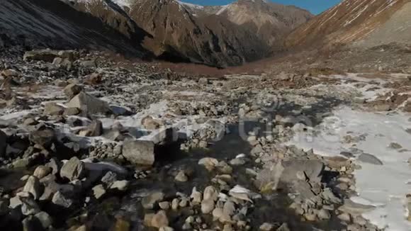 鸟瞰山峡一条山河的诞生河流冬季观山河在山上视频的预览图