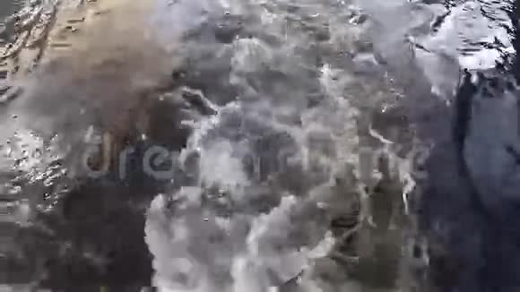水从摩托艇上冒泡视频的预览图