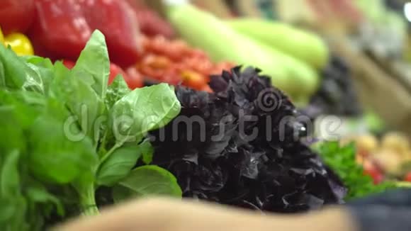 市场上菜色鲜艳健康的营养广泛的绿色选择健康食品市场视频的预览图