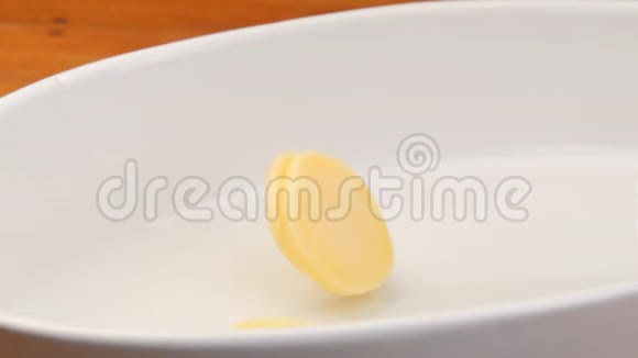 新鲜的土豆片缓慢地滴在烤箱里视频的预览图