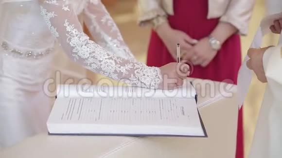 在教堂举行婚礼新郎新娘签名视频的预览图