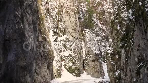 皮亚特拉克拉尤瑞公园岩石峡谷的滑路视频的预览图
