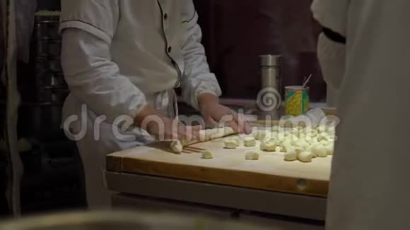 手工拍摄的中国厨师烹饪著名的中国饺子与各种填充游中国概念中文视频的预览图