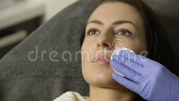手术前用海绵棉擦拭女性患者面部消毒视频的预览图