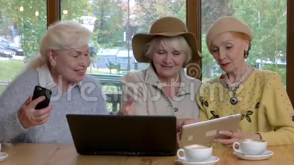 有小玩意的老年妇女视频的预览图
