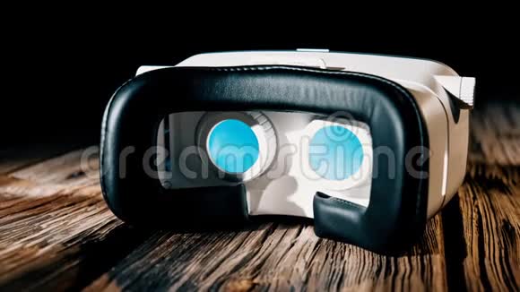 VR技术旧木板上的虚拟现实眼镜视频的预览图