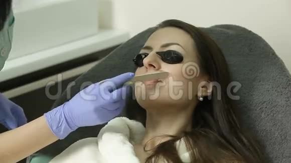 美容师在脱毛前将凝胶涂于患者脸上视频的预览图