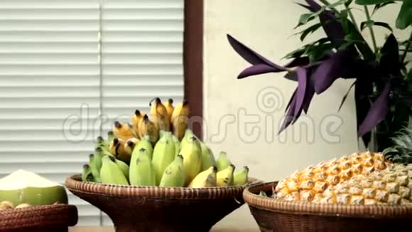 餐桌上美味健康的水果视频的预览图