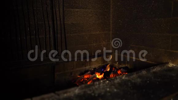 传统的砖烤炉在黑暗中燃烧木头的火焰视频的预览图