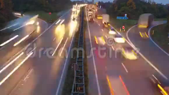 高速公路交通的时间流逝视频的预览图