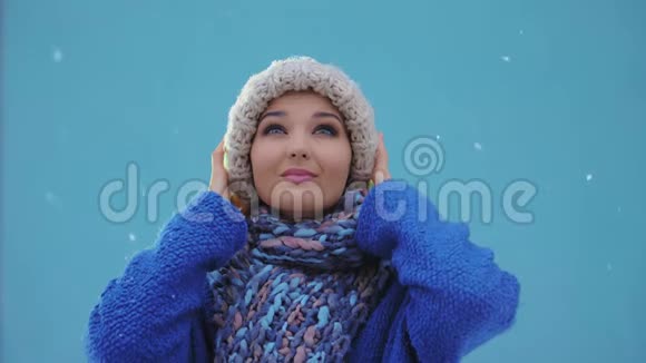 户外冬日快乐的女人画像降雪超慢动作180fps高清镜头视频的预览图