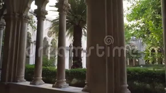 在杜布罗夫尼克的多米尼加老寺院有漂亮的拱门和柱子视频的预览图