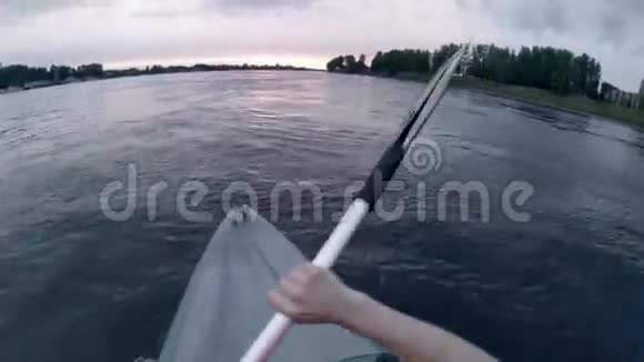 漂浮的独木舟视频的预览图