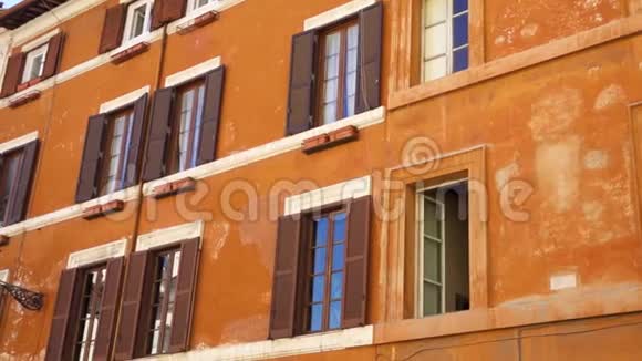 美丽的欧洲建筑意大利罗马市中心旧住宅楼的外部视频的预览图